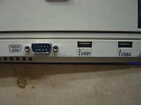 A porta serial frontal e os conectores USB que também foram adicionados no painel.