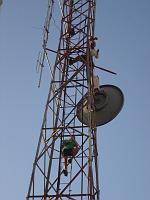  Pessoal fazendo a instalação de uma antena colinear.
