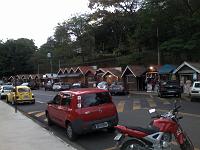  Mais quiosques, mas estes são em sua mairia de souvenirs. A maioria já estava fechada pois era fim de tarde.