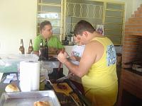  Gordo cuidando da churrasqueira??? Sei não...