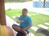 Alex (Candinho) com cara de assustado e o prato na mão.