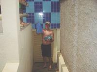  O presente do Felipete na verdade foi um bilhete com pistas... depois de seguir as pistas, ele acha o presente, pendurado na porta da casinha da bomba da piscina.