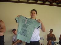  O presente, uma camisa verde.