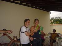  Eu tirei o Ivan Docinho, mas ele não tinha chegado, arrumamos um, digo uma substituita pra receber o presente no lugar dele e dar o presente do amigo dele, como fui eu que tive que tirar o papelzinho pro Ivan, que mora em Jundiaí, eu contei Pra Sú quem era o amigo dele. Continuemos...