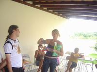  Como não pode faltar, presente com sacanagem... dei um celular de brinquedo, rosa e o presente certo, um desodorante da natura.