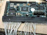  Montagem do riser ISA. O fiozinhos são de flat-cable de disquete desmontados e desfiados. (foto de web-cam)