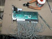  Todos os fiozinhos já soldados em um conector ISA, retirado de uma velha MB. (foto de web-cam)