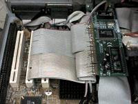  O riser PCI, o metodo e similar, mas eu não usei um conector de slot para a placa, soldei os fios diretamente na placa PCI (no caso uma placa de rede de 30 conto). (foto de web-cam)