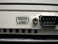  A porta serial frontal e os conectores USB que também foram adicionados no painel.