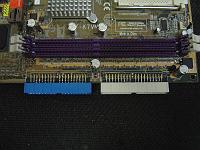  Foi preciso virar os conectores por motivo de falta de espaço. Pois a placa entra alguns centímetros embaixo do suporte do CD-ROM e HD.