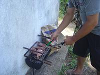  Churrasco de Radioamador... Faltou fosforo? Não tem problema, acende a churrasqueira dando curto em uma bateria. Ah... Faltou garfo? Não tem problema de novo! Use a chave de fenda!