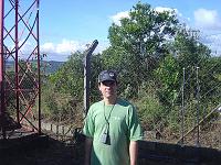  Euzinho mesmo. Luciano, PY2BBS. Essa coias ai no pescoço e o ''patinho feio'' VX-3R da Yaesu. Lembra da história que diz  que o pato: Anda, nada e voa, mas não faz nada disso direito? É... o VX-3R é igualzinho.