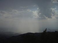  Chuva caindo ao longe. E vindo em direção ao morro... melhor não enrolar e ir embora logo.