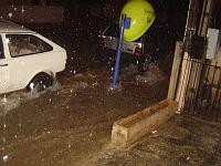  Olhe a altura da água, pelos carros que estavam parados na rua.