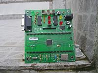  Sabia que tinha algo errado! Hahahaha! A placa precisa de um PIC12C508 pra funcionar!!! :P
