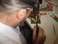  Alain praticando a soldagem de um CI smd