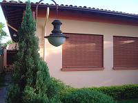  Uma casa da cidade. Sistema bastante curioso nas janelas, parece porta de enrolar.
