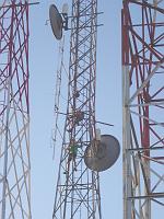  Pessoal fazendo a instalação de uma antena colinear.