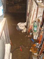  O corredor lateral todo alagado e a garagem tambem.